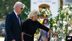 Presiden AS Joe Biden dan ibu negara Jill Biden mengunjungi Sekolah Dasar Robb untuk memberikan penghormatan bagi ke-21 korban tewas dalam penembakan di kota Uvalde, Texas, hari Minggu (29/5). 