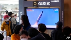 Sejumlah orang tampak menyaksikan liputan mengenai peluncuran rudal Korea Utara yang disiarkan dalam program berita di televisi yang terpasang di Stasiun Kereta Api Seoul, Korea Selatan, pada 7 Mei 2022. (Foto: AP/Ahn Young-joon)