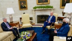 Presiden AS Joe Biden (tengah) bertemu dengan Menteri Keuangan Janet Yellen Direktur Bank Sentral AS Jerome Powell di Gedung Putih, Washington, pada 31 Mei 2022. (Foto: AP/Evan Vucci)