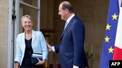 Perdana Menteri Prancis Jean Castex, kanan, menyambut Menteri Tenaga Kerja Elisabeth Borne di kediaman perdana menteri Prancis dalam upacara serah terima jabatan pada 16 Mei 2022. Borne terpilih untuk menggantikan Castex pada posisi perdana menteri. (Foto: AFP/Pool/Ludovic Marin)