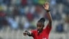 L'arbitre rwandaise Salima Mukansanga lors du match de la CAN 2021 entre le Zimbabwe et la Guinée au stade Ahmadou Ahidjo de Yaoundé le 18 janvier 2022.