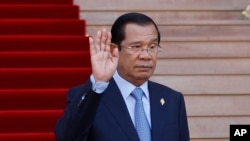 រូបឯកសារ៖ នាយករដ្ឋមន្ត្រីកម្ពុជាលោក ហ៊ុន សែន លើកដៃនៅមុខក្រុមអ្នកសារព័ត៌មាន ពេលលោកបានទៅដល់វិមានរដ្ឋសភាជាតិ នៅរាជធានីភ្នំពេញ កាលពីថ្ងៃទី ៦ ខែកញ្ញា ឆ្នាំ ២០១៨។