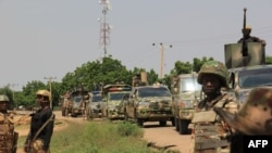Sejumlah tentara Nigeria berpatroli pada 12 Oktober 2019, menyusul serangan kelompok bersenjata ISWAP ke Desa Tungushe, yang menewaskan seorang tentara dan tiga warga. (Foto: AFP)