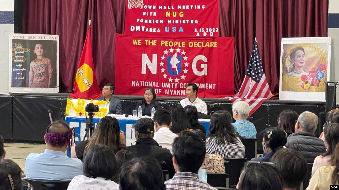 အမျိုးသားညီညွတ်ရေးအစိုးရ NUG ဒုတိယနိုင်ငံခြားရေးဝန်ကြီး ဦးမိုးဇော်ဦး (ဝဲ)နဲ့ နိုင်ငံခြားရေးဝန်ကြီး ဒေါ်ဇင်မာအောင်၊ နည်းပညာဝန်ကြီး ဦးထင်လင်းအောင်(ယာ) တို့ မေရီလဲန်းပြည်နယ်မှာ အမေရိကန်ကန်ရောက် မြန်မာအသိုင်းအဝိုင်းနဲ့တွေ့ဆုံပွဲ (ဓာတ်ပုံ ဝင်းခန့်မောင် /ဗွီအိုအေ)