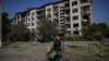 Gedung apartemen yang rusak setelah serangan Rusia di kota Slovyansk, Donbas, di kawasan timur Ukraina, pada 31 Mei 2022. (Foto: ARIS MESSINIS / AFP)