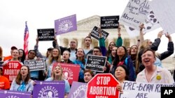 Demonstran pendukung antiaborsi melakukan protes di luar Mahkamah Agung AS, 16 Mei 2022, di Washington. (Foto: AP)