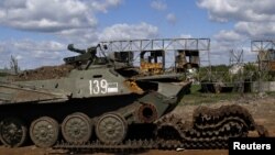 Знищена російська техніка на дорозі на Харків неподалік села, відвойованого українською армією у травні 1 2022 року. REUTERS/Ricardo Moraes
