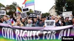 Sejumlah aktivis LGBTQ dan para pendukung kelompok tersebut memblokade jalanan di luar gedung Mahkamah Agung AS di Washington, dalam sebuah aksi pada 8 Oktober 2019. (Foto: Reuters/Jonathan Ernst)