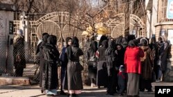 Sejumlah mahasiswi Afghanistan dihentikan oleh anggota pasukan Taliban di sebuah gerbang masuk universitas di Kabul, pada 21 Desember 2022. (Foto: AFP/Wakil Kohsar)