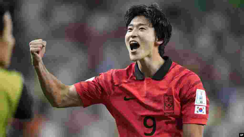Jwe Sid Koreyen Cho Gue-sung selebre apre li make dezyem gol ekip li pandan match Gwoup H yo kont Ghana nan Mondyal Foutbol Qatar a, 28 Nov. 2022.