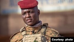 "La lutte est âpre" et "le combat parsemé d'embûches", reconnaît le capitaine Ibrahim Traoré.