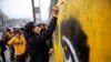 Seorang aktivis sosial Afghanistan dan anggota LSM Peace Street melukis grafiti di dinding Gedung Kementerian p=Pendidikan di Kabul. (Foto: Reuters/Morteza Nikoubazl)
