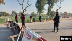دپېښې د جذیاتو معلومولو لپاره وي او ای ډيوه دبنو دپولیسو ضلعي مشر سره دټیلیفون دلارې دتماس نیولو کوشش وکړو خو بنو کې د تېرې ورځې د رامنځته شوي تاؤجن صورتحال له امله ډيوه دپولیسو مشر سره په تماس نیولو ونه توانیدله