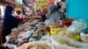 Seorang pedagang tengah melayani seorang pembeli di pasar tradisional di Jakarta, 2 Januari 2023. (REUTERS/Ajeng Dinar Ulfiana)