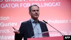Wartawan investigasi berasal dari Bulgaria bersama Bellingcat Christo Grozev memberikan pidato selama konferensi di Institute of Political Studies (Sciences Po) di Paris, Prancis, 5 September 2022. (Foto: AFP)