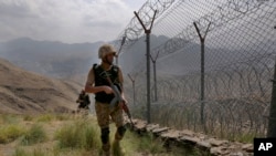Pasukan tentara Pakistan berpatroli di wilayah perbatasan antara Pakistan dan Afghanistan di puncak bukit Big Ben di distrik Khyber, Pakistan, pada 3 Agustus 2021. (Foto: AP/Anjum Naveed)