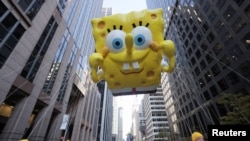 Balon spongebob squarepants ikut meramaikan Parade Hari Thanksgiving ke-96 Macy's di Manhattan, New York City, AS, 24 November 2022. REUTERS/Andrew Kelly
