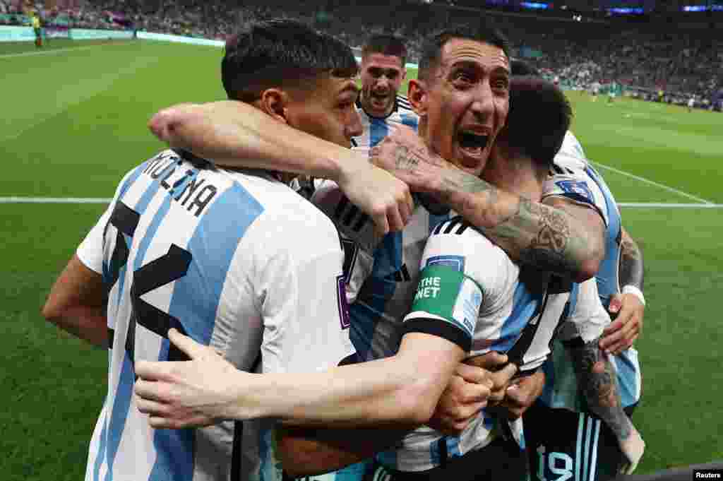 Lionel Messi selebre premye gol seleksyon nasyonal Ajantin nan ak kanmarad li yo pandan match Gwoup C yo kont Meksik, nan Mondyal Foutbol Qatar la, 26 Nov. 2022.