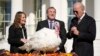Presiden Joe Biden mengampuni Cokelat, kalkun Thanksgiving nasional, di Gedung Putih di Washington, Senin, 21 November 2022. Biden didampingi oleh, Ronald Parker, Ketua Federasi Nasional Turki, dan Alexa Starnes, putri pemilik Peternakan Circle S. (Foto AP/Andrew Harnik)