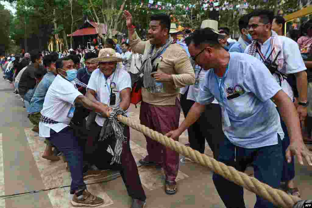 ប្រជាពលរដ្ឋខ្មែរលែងល្បែងប្រជាប្រិយខ្មែរទាញព្រ័ត្រ ក្នុងឱកាសអបអរសាទរពិធីបុណ្យចូលឆ្នាំខ្មែរ នៅវត្តចៅសាយទេវតា ក្នុងខេត្តសៀមរាប ថ្ងៃទី ១៤ ខែមេសា ឆ្នាំ ២០២២។