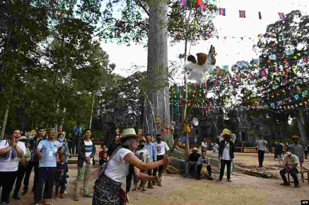 ស្ត្រីម្នាក់លែងល្បែងវាយក្អម ក្នុងឱកាសអបអរសាទរពិធីបុណ្យចូលឆ្នាំខ្មែរ នៅវត្តចៅសាយទេវតា ក្នុងខេត្តសៀមរាប ថ្ងៃទី ១៤ ខែមេសា ឆ្នាំ ២០២២។