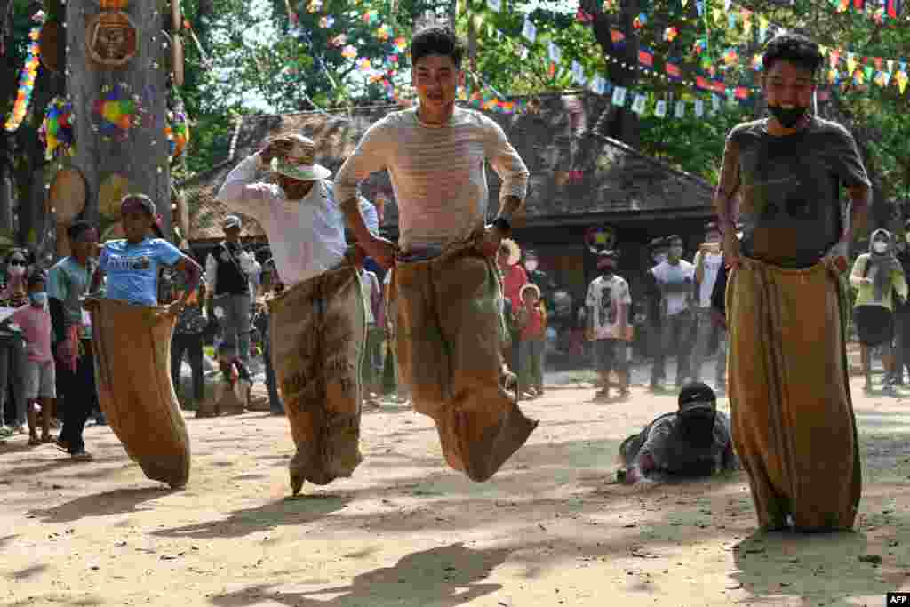 ប្រជាពលរដ្ឋខ្មែរលែងល្បែងលោតបាវ ក្នុងឱកាសអបអរសាទរពិធីបុណ្យចូលឆ្នាំខ្មែរ នៅវត្តចៅសាយទេវតា ក្នុងខេត្តសៀមរាប ថ្ងៃទី ១៤ ខែមេសា ឆ្នាំ ២០២២។