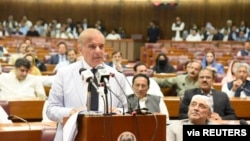 Shehbaz Sharif berbicara di depan anggota parlemen usai terpilih sebagai PM baru Pakistan di Islamabad, Senin 11 April 2022. (Press Information Department (PID)/Handout via Reuters) 