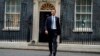 Menteri Keuangan Inggris yang baru, Jeremy Hunt meninggalkan kantor PM Inggris Downing Street 10 di London, setelah diangkat sebagai Menteri Keuangan menyusul pengunduran diri Kwasi Kwarteng, 14 Oktober 2022.