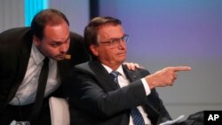 Le président brésilien Jair Bolsonaro avec son fils Carlos à Rio de Janeiro, Brésil, jeudi 29 septembre 2022. 