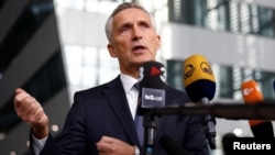 Sekretaris Jenderal NATO Jens Stoltenberg berbicara kepada media pada hari pertemuan para menteri pertahanan NATO, di markas besar Aliansi tersebut di Brussels, Belgia 12 Oktober 2022. (REUTERS/Yves Herman)