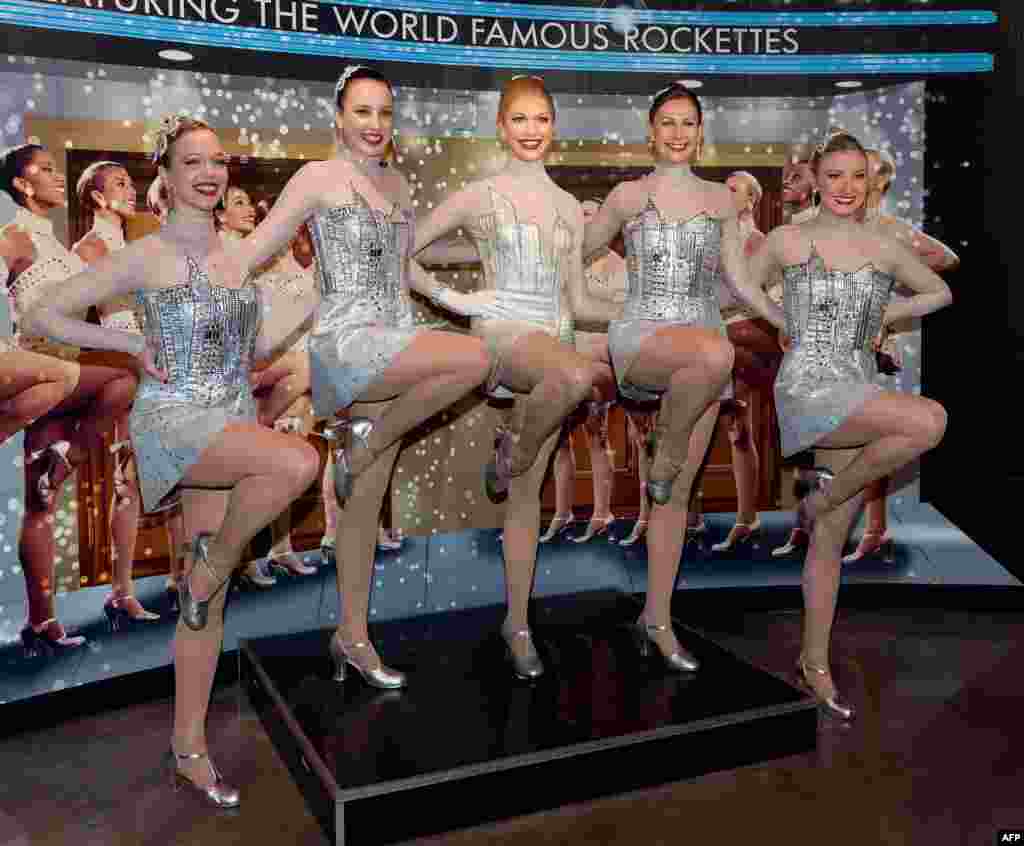 Patung lilin dari kelompok penari perempuan 'Rockette' di museum Madame Tussauds kota New York, AS.
