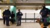 Polis berpatroli di stasiun kereta api bawah tanah di New York, pada 12 April 2022. (Foto: AP/Seth Wenig)