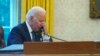 Presiden AS Joe Biden berbicara dengan Presiden Ukraina Volodymyr Zelenskyy melalui telepon dari Gedung Putih di Washington, pada 9 Desember 2021. (Foto: AP/Susan Walsh)