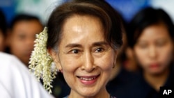 Aung San Suu Kyi tiba untuk menghadiri KTT Kewirausahaan Myanmar di Pusat Konvensi Internasional Myanmar di Naypyidaw, Myanmar. (Foto: AP)