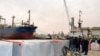 La ministre tunisienne de l'Environnement Leila Chikhaoui visite le port du sud-est du golfe de Gabès, après qu'un pétrolier transportant 750 tonnes de carburant diesel de l'Égypte à Malte a coulé au large des côtes, le 16 avril 2022.