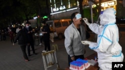 중국 후베이성 성도 우한 시민이 지난 4월 거리에서 신종 코로나바이러스 감염 검사를 받고 있다. (자료사진)