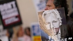САД сакаат да му судат на Асанж по 17 обвиненија за шпионажа и едно обвинение за злоупотреба на компјутери поврзана со објавување доверливи документи од страна на Викиликс