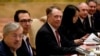 美国贸易代表罗伯特·莱特希泽(中)、财政部长斯蒂文·姆努钦(左二)和中国贸易代表2019年2月14日在北京钓鱼台国宾馆贸易谈判开幕式前入座。