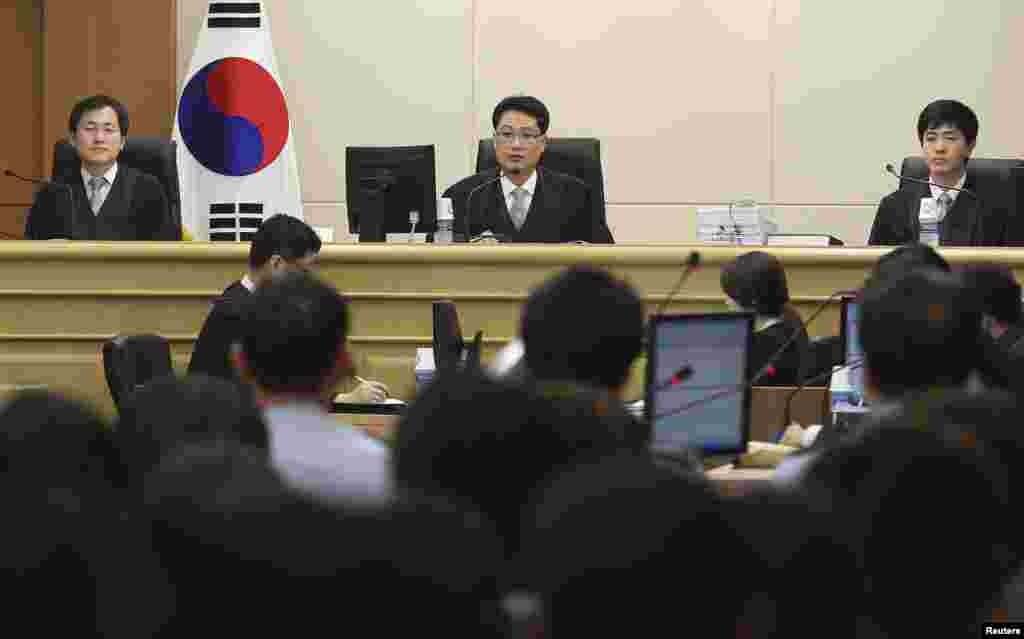 Para hakim dalam sidang pengadilan para awak kapal feri Sewol yang tenggelam, di Pengadilan Distrik Gwangju di Gwangju (10/6).
