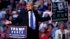 Donald Trump berpidato di depan massa pendukungnya dalam kampanye di Sunrise, Florida Rabu (10/8) malam.