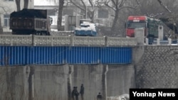 지난해 3월 중국과 북한이 인접한 두만강에서 북한 남양시와 중국 투먼 통상구를 오가는 화물차.(자료사진)