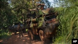 Des soldats de la force Sangaris prennent position près de Bambari, en Centrafrique, 24 mai 2014.