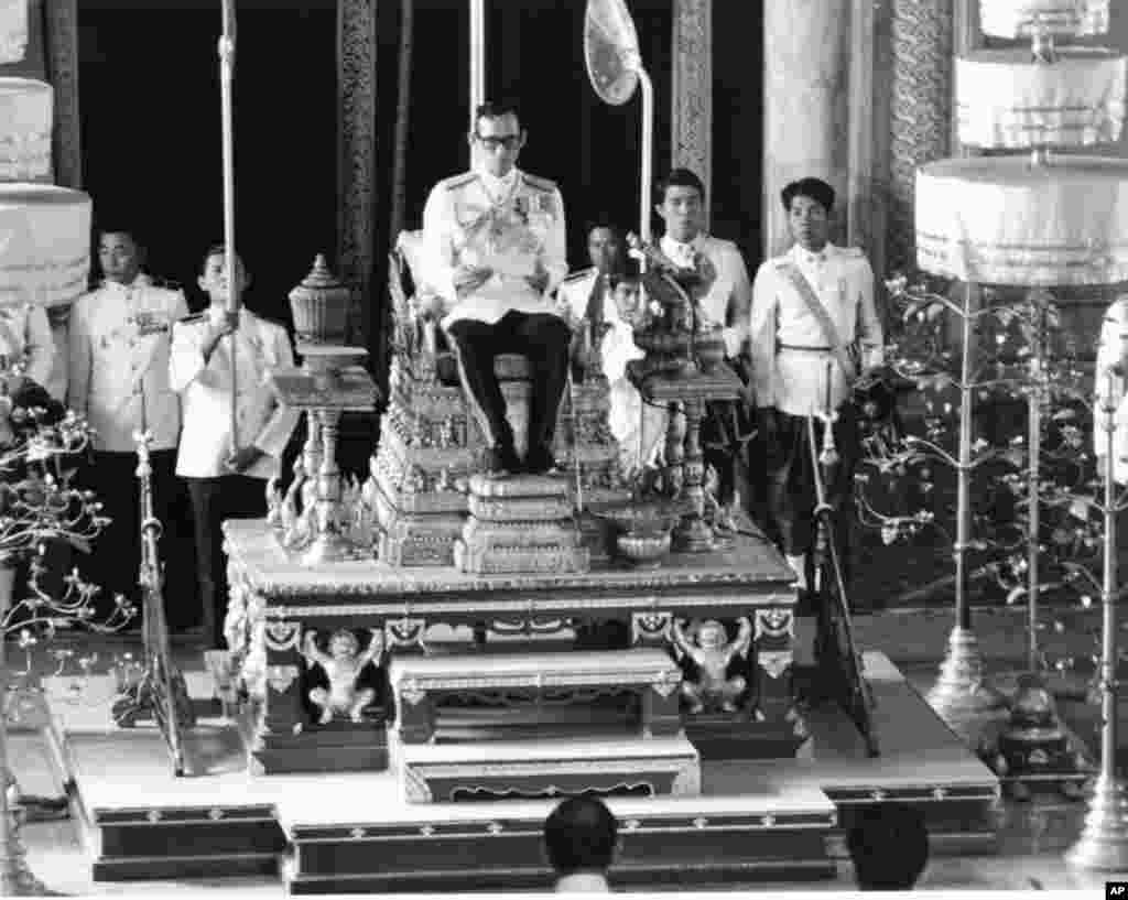 ព្រះមហាក្សត្រថៃព្រះបាទ Bhumidol Adulyadej យាងជាអធិបតីក្នុងសម័យប្រជុំដំបូងនៃសភាកំណែទម្រង់ជាតិ ក្នុងពិធីមួយ ធ្វើឡើងនៅក្រុង Bangkok ប្រទេសថៃ កាលពីថ្ងៃទី៣០ ខែវិច្ឆិកា ឆ្នាំ១៩៧៦។