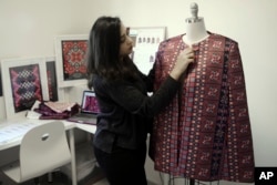 Desainer Natalie Tahhan mengerjakan versi modern busana tradisional Palestina, thobe, di studio jahitnya di Yerusalem, 29 Januari 2019.