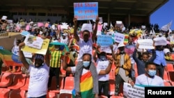 Waandamanaji wanaoiunga mkono serikali ya Ethiopia wapinga hatua ya vikwazo ya serikali ya Marekani kwa madai ya uvunjifu wa haki za binadamu yanayofanya huko Tigray, mjini Addis Ababa, Ethiopia, Mei 30, 2021. 
