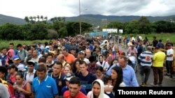Orang-orang menyeberangi perbatasan Kolombia-Venezuela di jembatan internasional Simon Bolivar di Cucuta, 10 Juni 2019.