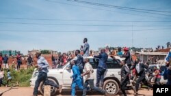 Bobi Wine (katika gari ) akiwasalimia wafuasi wake wakati akielekea kuteuliwa rasmi kuwa mgombea urais Kampala, Uganda, Nov. 03, 2020.