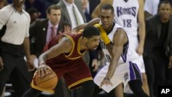 Kyrie Irving, à gauche, le 9 mars 2016, Sacramento, Californie.