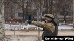 Sebuah roket yang belum meledak terlihat di wilayah Kramatorsk, Ukraina Timur (10/2).