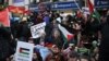 Ribuan demonstran di London melakukan unjuk rasa 'London Rally For Palestine' di pusat kota London untuk menyerukan gencatan senjata dalam konflik Israel-Hamas (4/11). 